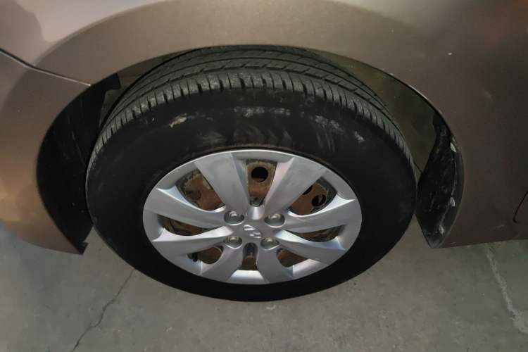 Used Hyundai Verna (older generation) 2014 1.4L Manual Smart GLS Trim Left Front Wheel Hub