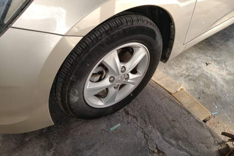 Used Hyundai Verna (older generation) 2014 1.4L Automatic Smart GLS Left Front Wheel Hub