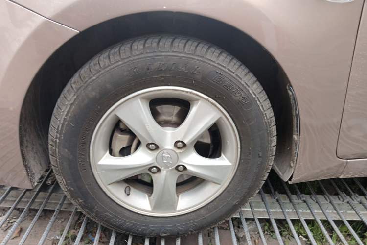 Used Hyundai Verna (older generation) 2014 1.4L Automatic Smart GLS Left Front Wheel Hub