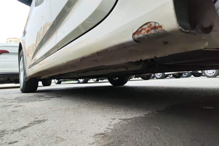 Used Hyundai Verna (older generation) 2014 1.4L Manual Smart GLS Trim Left Side Sill