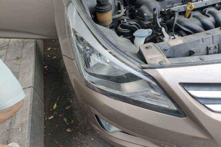 Used Hyundai Verna (older generation) 2014 1.4L Manual Smart GLS Trim Right Front Headlight
