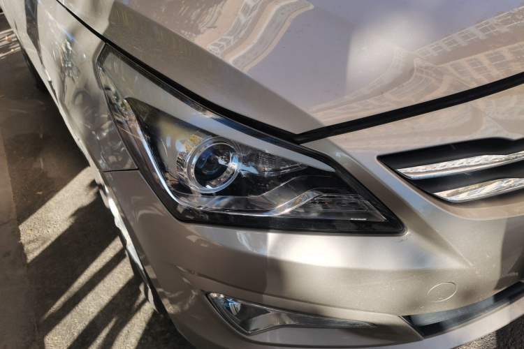 Used Hyundai Verna (older generation) 2014 1.4L Automatic Leading-Edge GLX Right Front Headlight