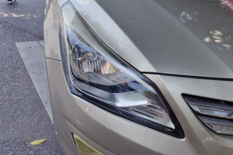 Used Hyundai Verna (older generation) 2014 1.4L Manual Smart GLS Trim Right Front Headlight