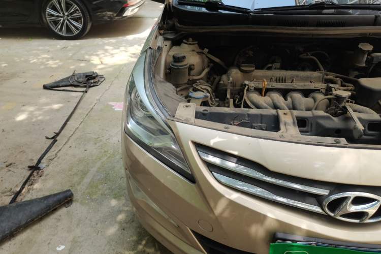 Used Hyundai Verna (older generation) 2014 1.4L Manual Smart GLS Trim Right Front Headlight