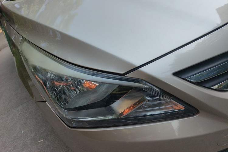 Used Hyundai Verna (older generation) 2014 1.4L Manual Smart GLS Trim Right Front Headlight