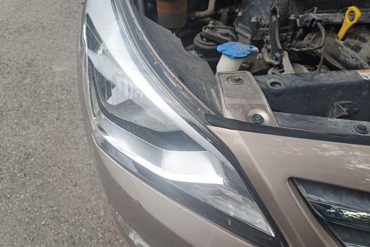 Used Hyundai Verna (older generation) 2014 1.4L Manual Smart GLS Trim Right Front Headlight