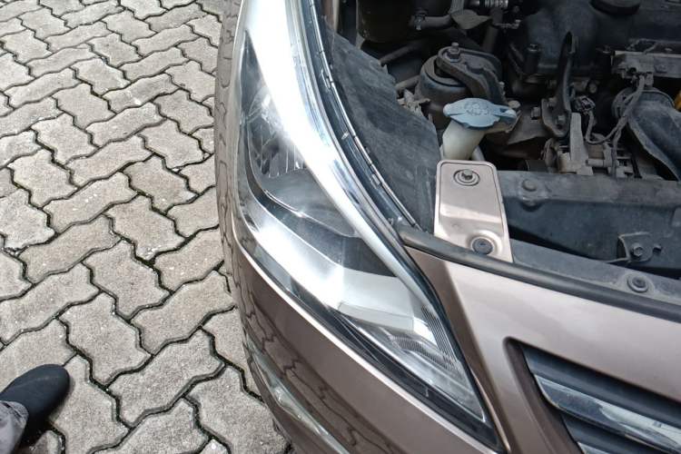 Used Hyundai Verna (older generation) 2014 1.4L Manual Smart GLS Trim Right Front Headlight