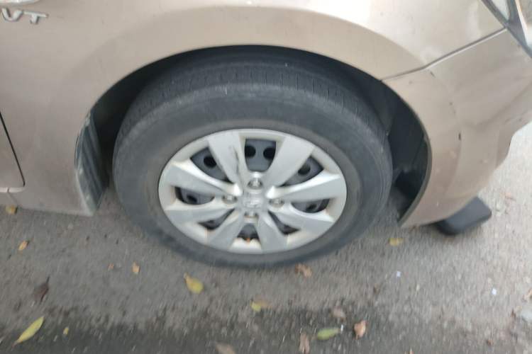 Used Hyundai Verna (older generation) 2014 1.4L Manual Smart GLS Trim Right Front Wheel Hub