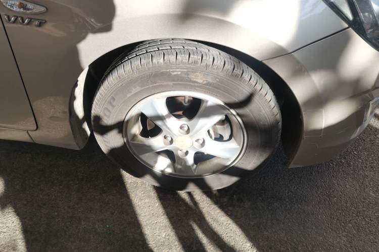 Used Hyundai Verna (older generation) 2014 1.4L Automatic Leading-Edge GLX Right Front Wheel Hub