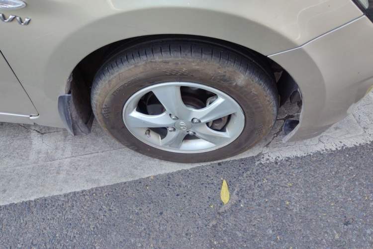 Used Hyundai Verna (older generation) 2014 1.4L Manual Smart GLS Trim Right Front Wheel Hub