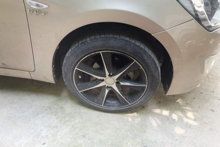 Used Hyundai Verna (older generation) 2014 1.4L Manual Smart GLS Trim Right Front Wheel Hub
