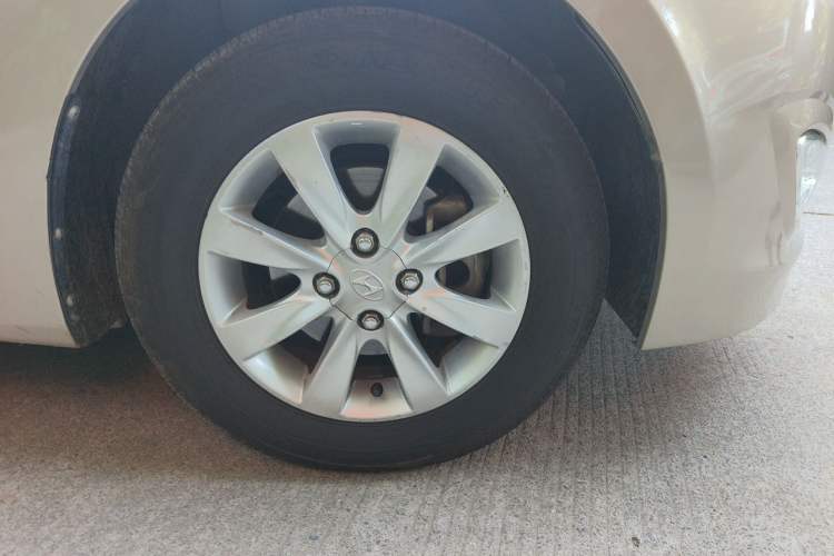 Used Hyundai Verna (older generation) 2014 1.4L Manual Smart GLS Trim Right Front Wheel Hub