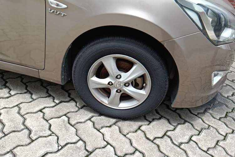 Used Hyundai Verna (older generation) 2014 1.4L Manual Smart GLS Trim Right Front Wheel Hub