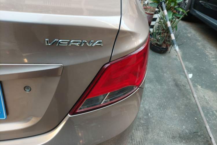 Used Hyundai Verna (older generation) 2014 1.4L Automatic Smart GLS Right Rear Taillight