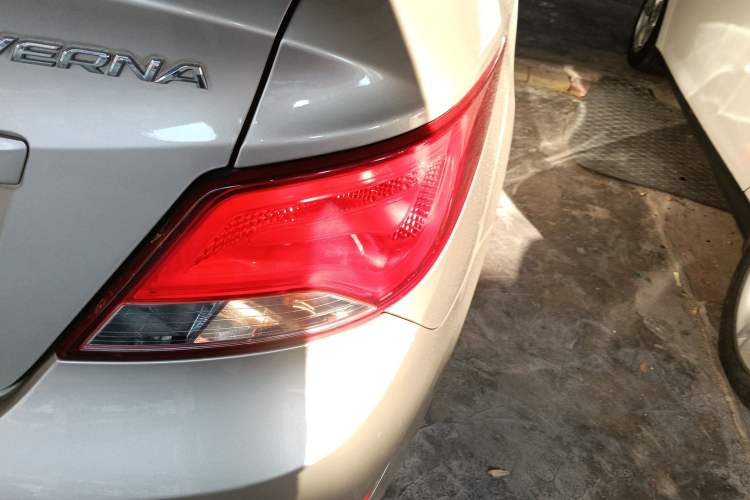 Used Hyundai Verna (older generation) 2014 1.4L Automatic Smart GLS Right Rear Taillight
