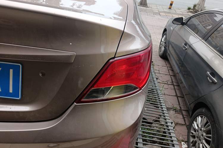 Used Hyundai Verna (older generation) 2014 1.4L Automatic Smart GLS Right Rear Taillight