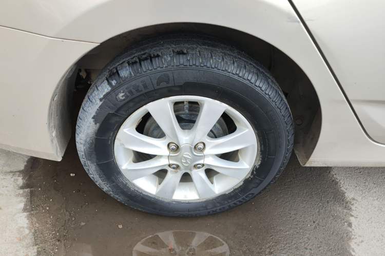 Used Hyundai Verna (older generation) 2014 1.4L Manual Smart GLS Trim Right Rear Wheel Hub