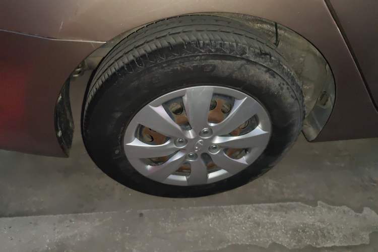 Used Hyundai Verna (older generation) 2014 1.4L Manual Smart GLS Trim Right Rear Wheel Hub