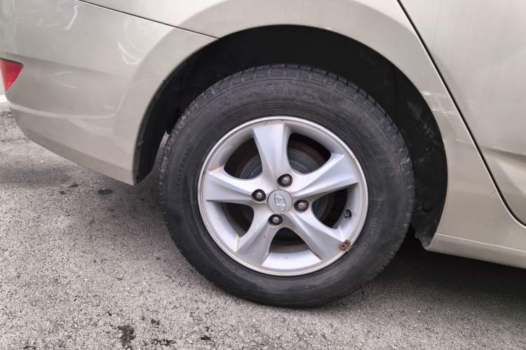 Used Hyundai Verna (older generation) 2014 1.4L Automatic Smart GLS Right Rear Wheel Hub