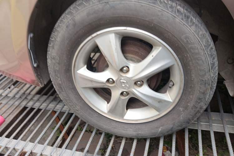 Used Hyundai Verna (older generation) 2014 1.4L Automatic Smart GLS Right Rear Wheel Hub