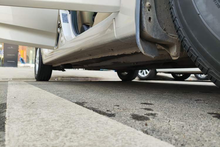 Used Hyundai Verna (older generation) 2014 1.4L Manual Smart GLS Trim Right Side Sill