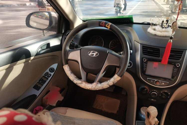 Used Hyundai Verna (older generation) 2014 1.4L Automatic Leading-Edge GLX Steering Wheel