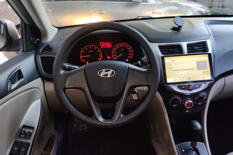 Used Hyundai Verna (older generation) 2014 1.4L Automatic Fashion GS Model Steering Wheel