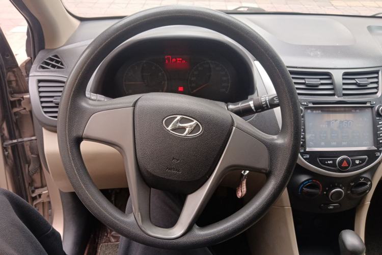 Used Hyundai Verna (older generation) 2014 1.4L Automatic Smart GLS Steering Wheel