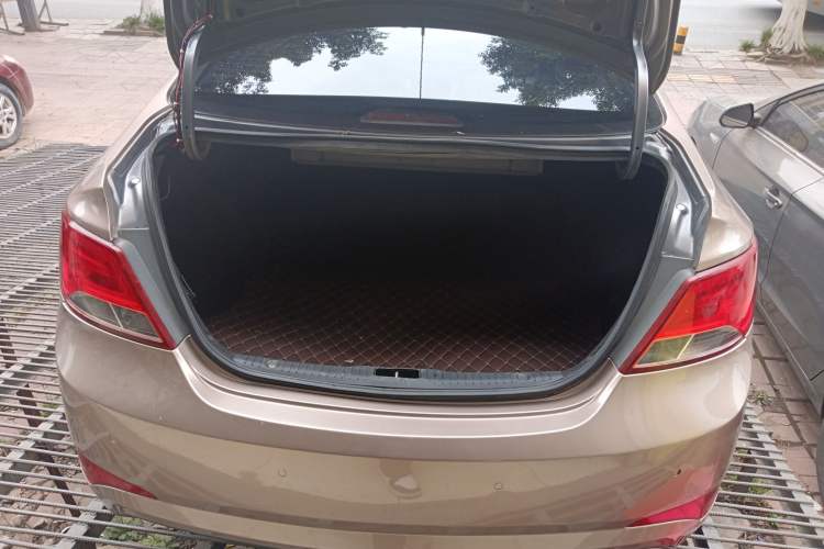 Used Hyundai Verna (older generation) 2014 1.4L Automatic Smart GLS Trunk