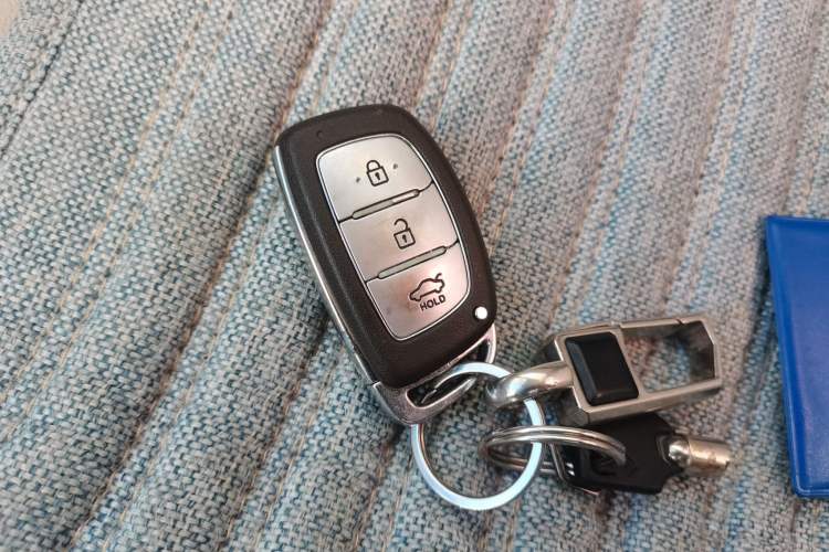 Used Hyundai Verna (older generation) 2014 1.4L Automatic Leading-Edge GLX Vehicle Key