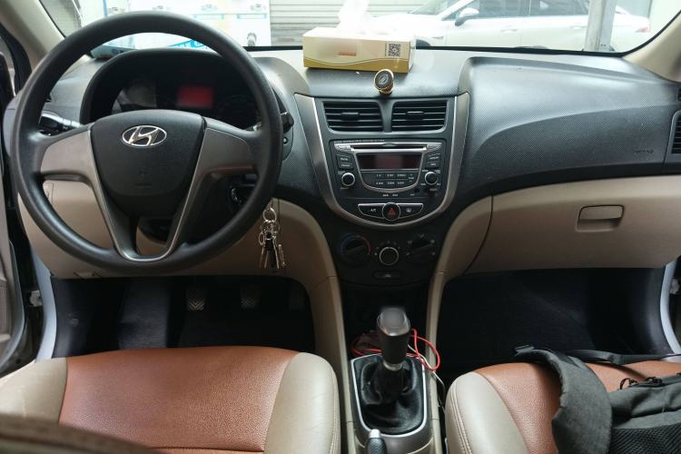Used Hyundai Verna (older generation) 2014 1.4L Manual Smart GLS Trim Center Console