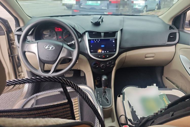 Used Hyundai Verna (older generation) 2014 1.4L Automatic Smart GLS Center Console