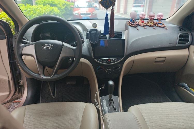Used Hyundai Verna (older generation) 2014 1.4L Automatic Smart GLS Center Console