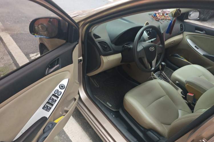 Used Hyundai Verna (older generation) 2014 1.4L Automatic Smart GLS Driver Seat