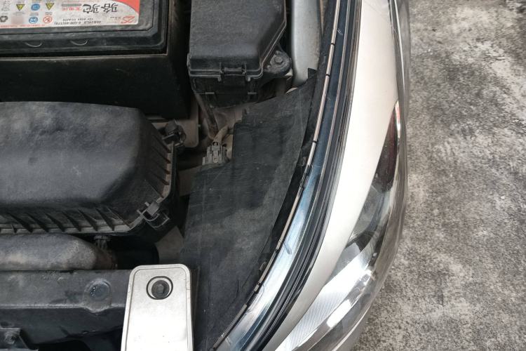Used Hyundai Verna (older generation) 2014 1.4L Manual Smart GLS Trim Engine Bay Left