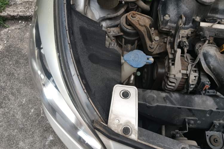 Used Hyundai Verna (older generation) 2014 1.4L Manual Smart GLS Trim Engine Bay Right