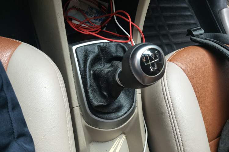 Used Hyundai Verna (older generation) 2014 1.4L Manual Smart GLS Trim Gear Lever