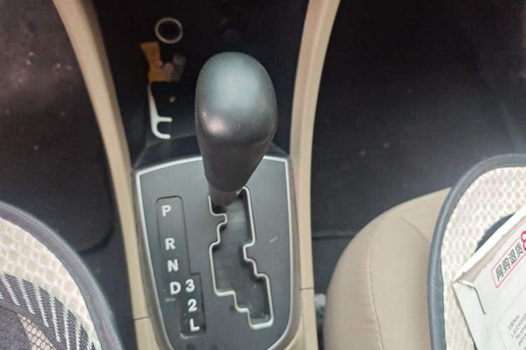 Used Hyundai Verna (older generation) 2014 1.4L Automatic Smart GLS Gear Lever