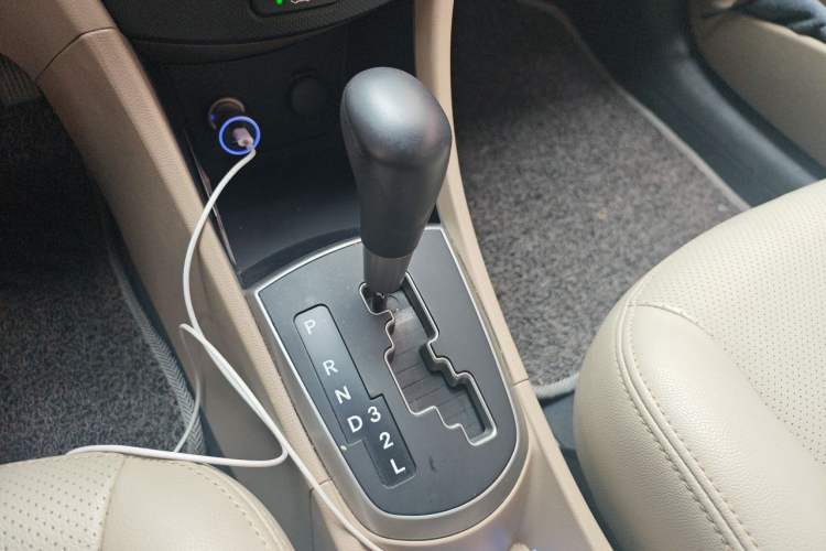 Used Hyundai Verna (older generation) 2014 1.4L Automatic Smart GLS Gear Lever