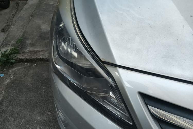 Used Hyundai Verna (older generation) 2014 1.4L Manual Smart GLS Trim Right Front Headlight