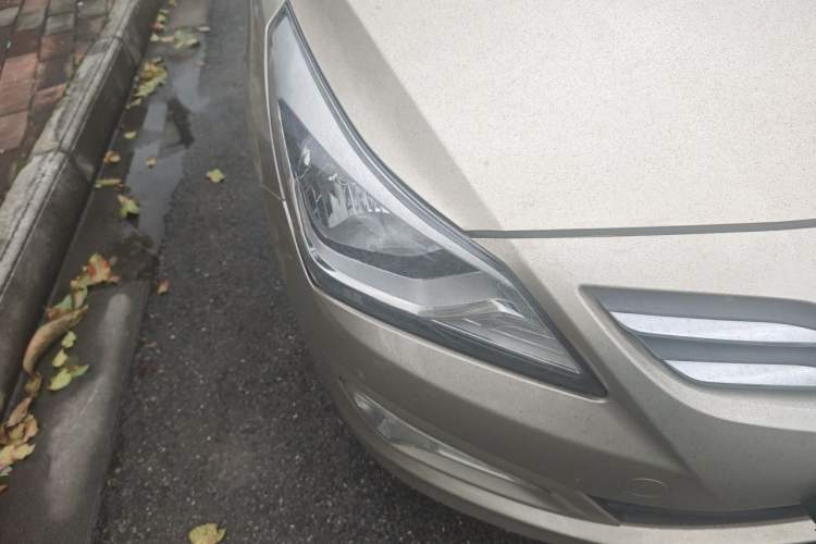 Used Hyundai Verna (older generation) 2014 1.4L Automatic Smart GLS Right Front Headlight