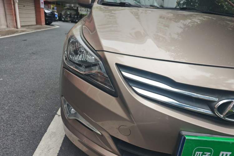 Used Hyundai Verna (older generation) 2014 1.4L Automatic Smart GLS Right Front Headlight