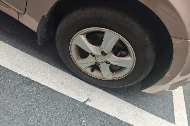 Used Hyundai Verna (older generation) 2014 1.4L Automatic Smart GLS Right Front Wheel Hub
