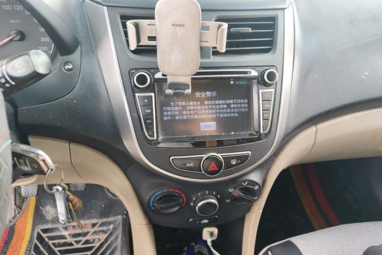 Used Hyundai Verna (older generation) 2014 1.4L Manual Fashion GS Model Audio And AC Panel