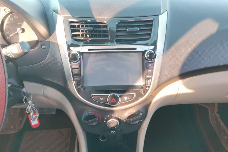 Used Hyundai Verna (older generation) 2014 1.4L Automatic Smart GLS Audio And AC Panel