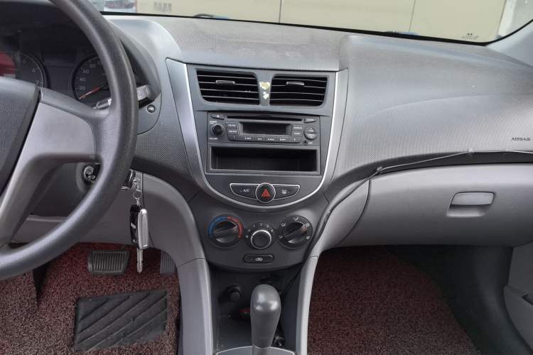 Used Hyundai Verna (older generation) 2014 1.4L Automatic Fashion GS Model Audio And AC Panel