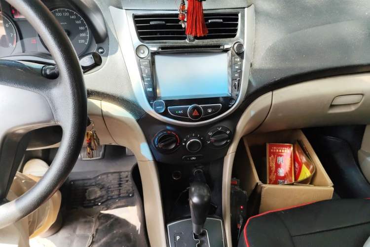 Used Hyundai Verna (older generation) 2014 1.4L Automatic Smart GLS Audio And AC Panel
