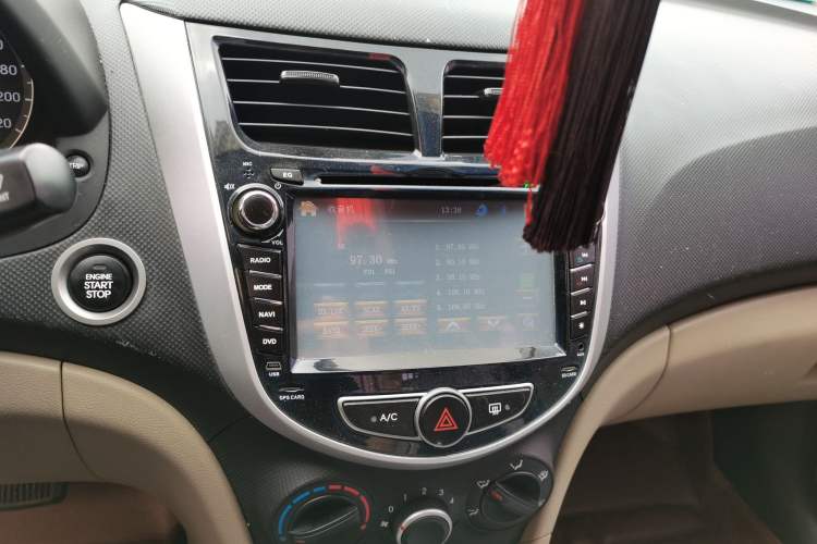 Used Hyundai Verna (older generation) 2014 1.4L Automatic Leading-Edge GLX Audio And AC Panel