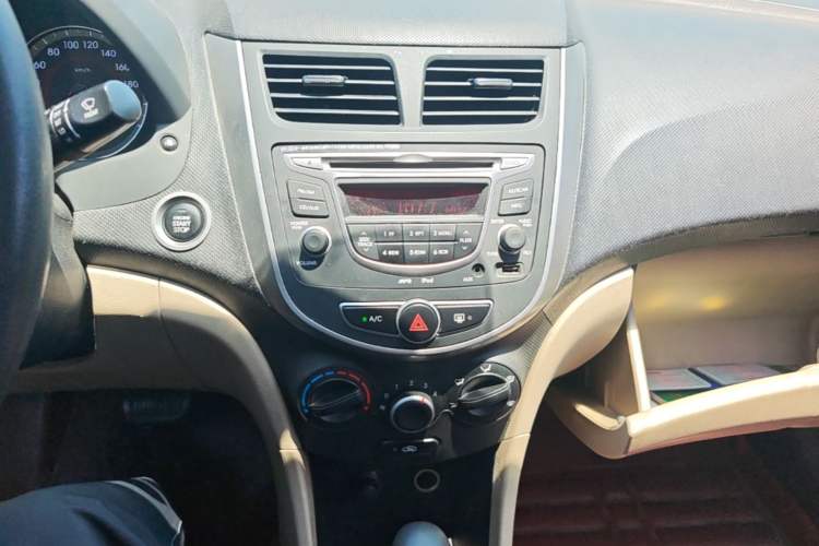 Used Hyundai Verna (older generation) 2014 1.4L Automatic Leading-Edge GLX Audio And AC Panel