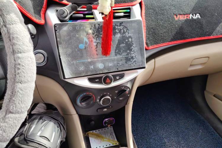 Used Hyundai Verna (older generation) 2014 1.4L Manual Top-Tier Model TOP Audio And AC Panel